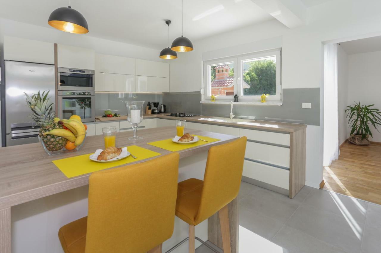 Life - New And Luxury Holiday House Kaštela Exteriör bild