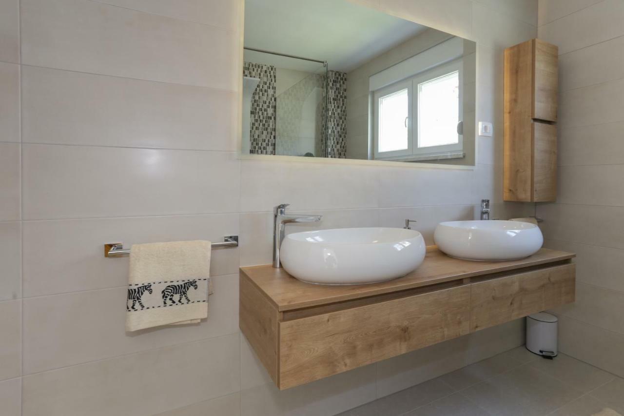 Life - New And Luxury Holiday House Kaštela Exteriör bild